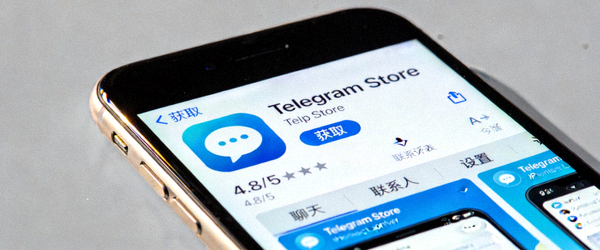 iPhone手机屏幕上显示Telegram App Store下载页面与中文界面